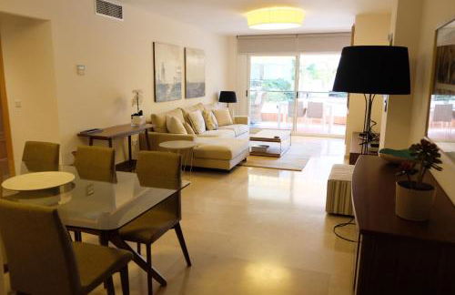 luxury modern apartment with terrace, pool and garage! - Photo 1