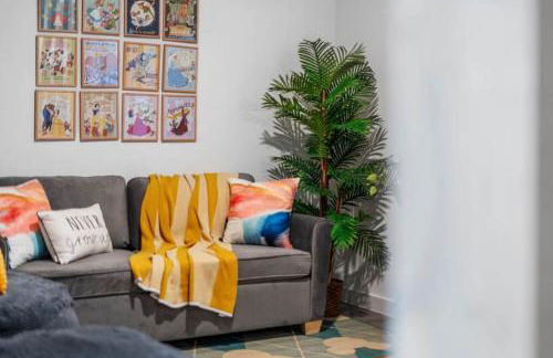 Colorful vibrant Oasis Sleeps 10, 10min to Disney - Photo 19