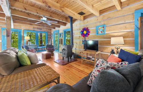 Beautiful Rustic Cabin Surrounded by Nature with Incredible Views and a Wrap-Around Deck for an Amazing Glamping Experience in Marshall, NC - Foto 9