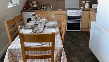 Lovely, Sleeps 6, 2 baths, Riverside Views, Parking, GY - Foto 2