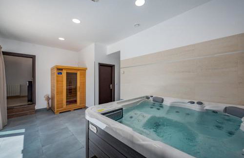 Villa Luna Tinjan, Pool and Wellness - Photo 26