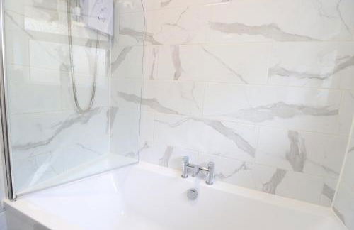 Detached Bungalow - Sleeps 8 - Free Parking, Fast Wifi, Smart TV and Garden by Yoko Property - Photo 16