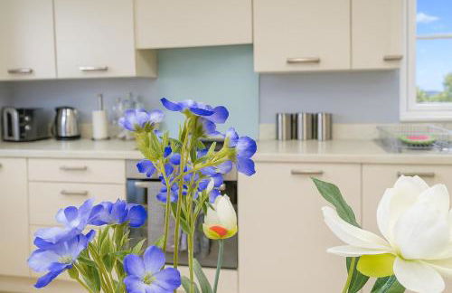 Free Parking and Garden 3 Bedroom Sleeps 8 guests - Photo 4