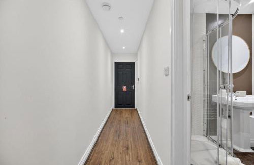 City Centre 2BR Apt with Balcony Access and Free Parking - Foto 12