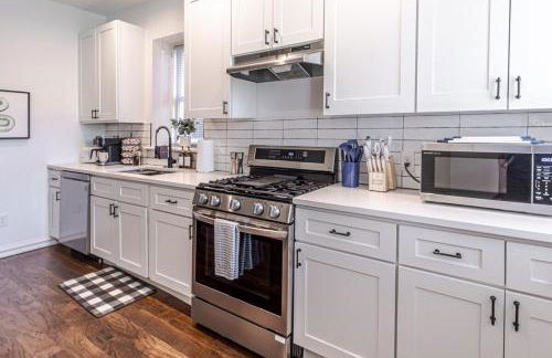 Ann Avenue Modern 3BR Home, Near Downtown with Free Parking - Photo 24