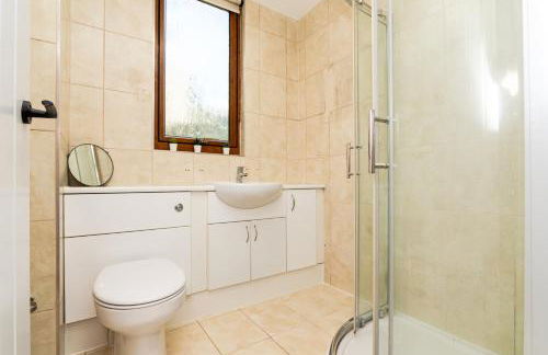 2 Bedroom Flat - Free Parking - by Holiday Homes - Foto 5