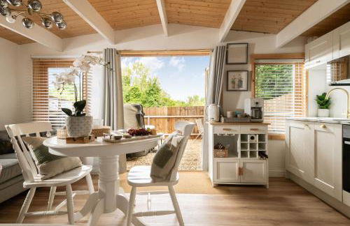 Hazel Tree Hut - Cosy Woodland Cabin with Private Hot Tub - Photo 10