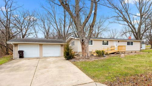 Comfort Cabin - 2BD Family Getaway in Creve Coeur - Photo 3