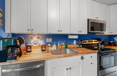 Fun & Funky Asheville Home with Pool Table, Darts - Foto 13