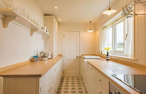 West Cottage by Bloom Stays - Photo 8