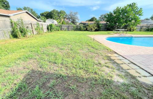 Dream Vacation Home w Heated Pool Close to Beaches Clearwater St Pete Quiet with Big Backyard - Foto 53