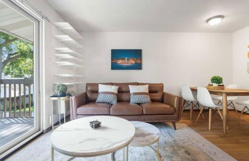 Workspace with Desk & Walkable to hospital & campus - Photo 8