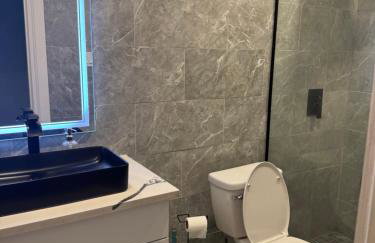 Hip & Quirky Montrose Flat with Pool Access & Parking - Foto 5