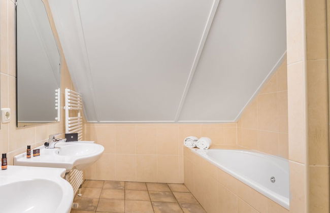 Luxurious Villa With Hot Tub and Sauna - Photo 8