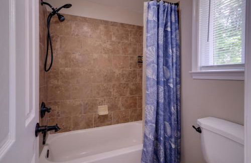 Spacious and Serene Lake Ridge Retreat with Game Room! - Foto 16