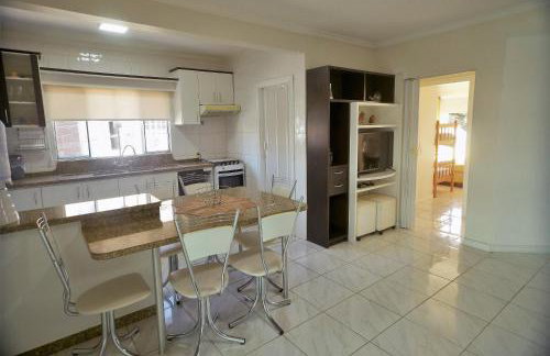 Apartamento do Sol - conforto, 2 quartos, 300m da praia centro de Bombinhas - Foto 6