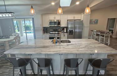 Heated pool with canal views - Foto 35