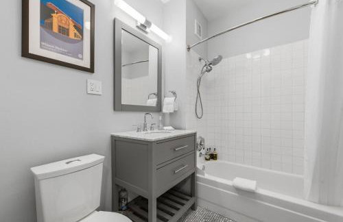 Steps to the Lakefront! This Uptown Beauty is Everything You Need for a Perfect Chicago Getaway condo - Foto 29