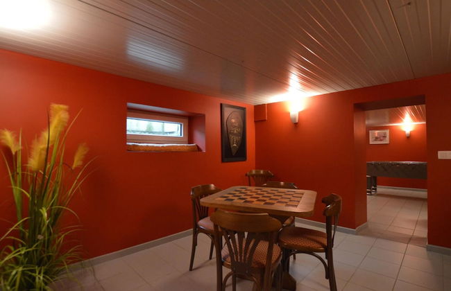 Spacious Home With Garden - Photo 31