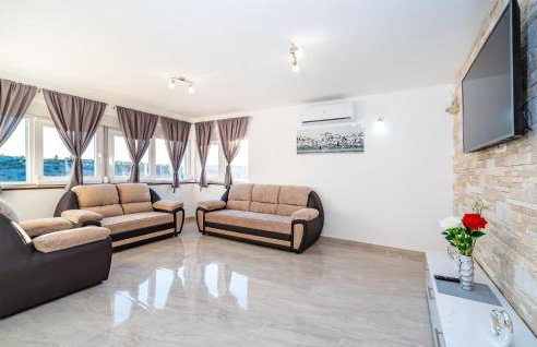 Awesome Home In Modric - Photo 26