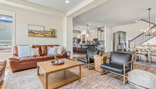 Modern 5BR Retreat with Hot Tub Cold Plunge & Park - Foto 4