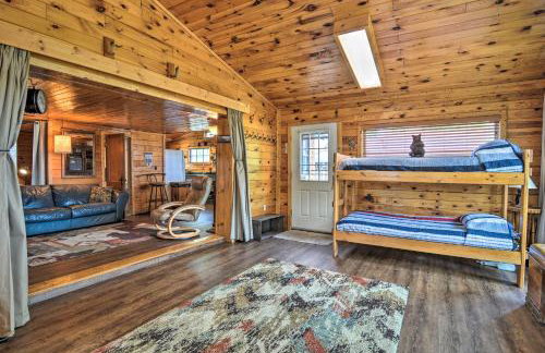 Lake Livin Cozy Cabin with Dock, Bar, 2 Kayaks - Foto 13