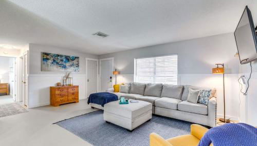 2 Mi to Three Sisters Springs Home with Patio - Foto 2