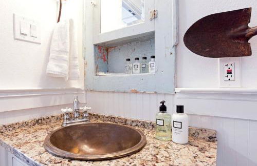 Rustic and Romantic Cabin with Breakfast Included near Royse City, Texas - Foto 7