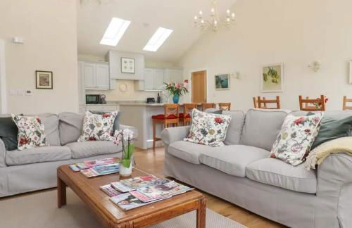 Beautiful Barn Stunning Views Parking & Garden - Photo 7