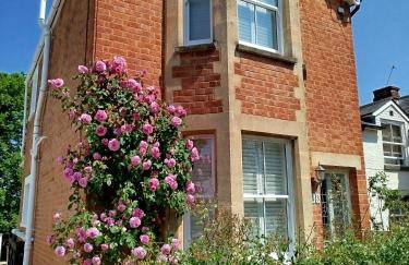 3 Bed 2 Bath Cottage with private parking and garage - Foto 15