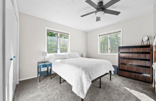 Lakefront - Spacious Family Getaway with Dock! - Foto 33