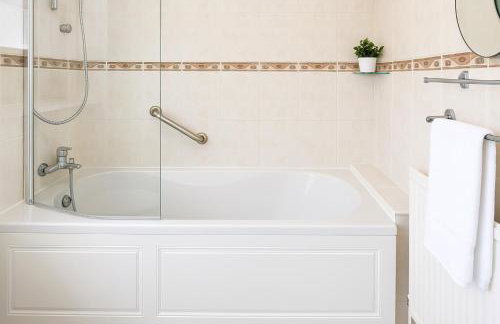 Modern 3 Bedroom Home, Free Parking, Garden, Sleeps 7 - Photo 48