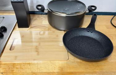 Luxury 2-Bed Apartment,Office with Built-In TV King Bed, Private Entrance and free Parking - Foto 64