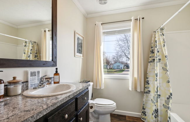 Sunsets & Serenity: Port Clinton Waterfront Stay 3 Bedroom Home - Photo 22