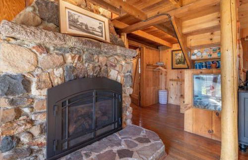 Coziest Cabin in Tahoe w Stone Fireplace Comfy Beds Close to Slopes & Lake - Foto 7