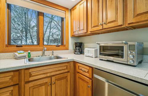 Highridge B14 Enjoy the view ski back trail shuttle service sports center - Photo 12