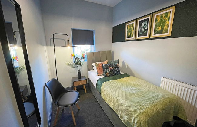 Spacious 3-Bedroom House with Parking - Photo 3