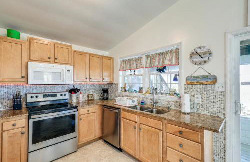 Oceanfront Gem with Rooftop Deck Steps to Sand - Foto 9