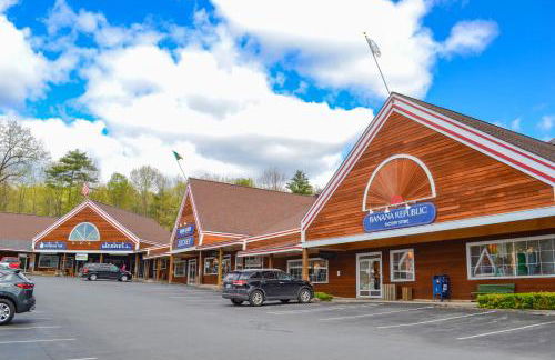 Stylish Forest Lodge with Large Hot Tub, Firepit and Fireplace minutes to Gore Mountain - Foto 71