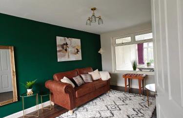 Spacious Solihull Home 5 Beds 2 Sofa beds - Max 10 - NEC BHX Spacious 4 Bedroom Home - NR JLR, Birmingham Airport, HS2 Sites, Resorts World, A45, M42 Mell Square - Regular Work Stays Available - By Samina, ARZ Stays - Photo 18