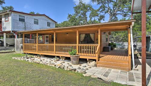 Couples Cabin with Luxury Deck, 1 Mi to Canyon Lake! - Foto 3