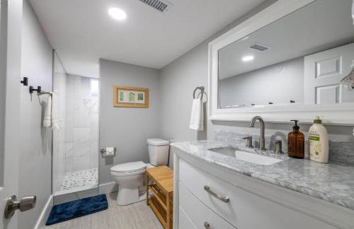 Light-filled retreat w hot tub & firepit - Foto 38