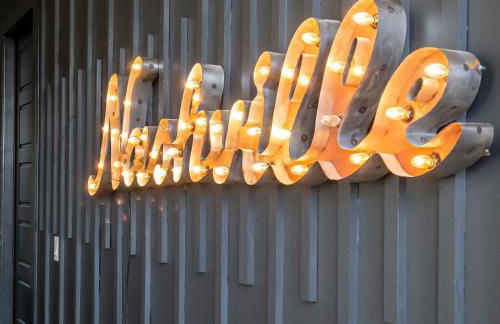 Jack Daniels House with Rooftop Golf, City views! 8min to Whiskey Row! Sleeps 10! - Foto 33