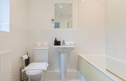 Spacious and Modern 2BR Stay Free Parking and WiFi - Foto 21