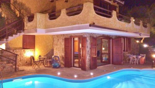 VILLA VITTORIA with LARGE PRIVATE HEATED SWIMMING POOL COMPLETE with HIDROMASSAGE FOR EXCLUSIVE USE , SEA and BEACH VIEW, 150 METERS FROM THE BEACH, POOL SURFACE 60 mq, POOL DEPTH 140 cm , FREE PARKING AND WIFI - Foto 2