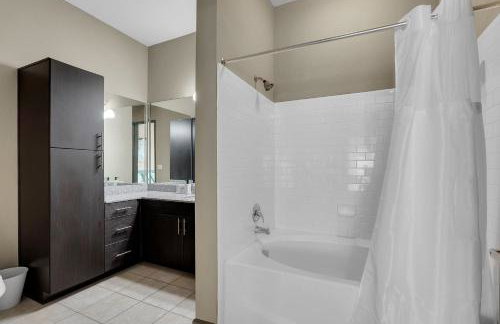 Chic 2BR- Pool,Gym,Pkng,Near BOK Ctr&Arts Dstrct - Photo 5