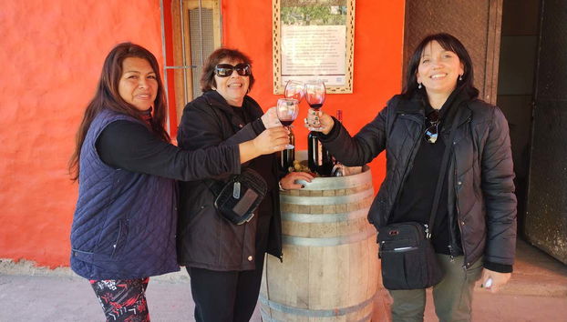 Degustando una copa de vino en la visita a la bodega