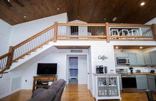 Ozark Escape - Hot Tub Mountain Views and Near Buffalo River - Photo 8