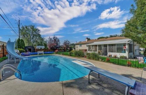 Family Fun Pool Central Airport - Photo 2