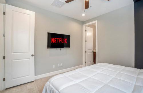 Spacious 3 Bed House near MD Anderson with Free Parking & Wi-Fi - Photo 40